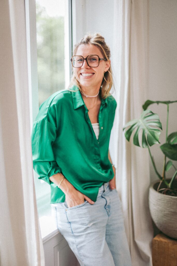 Carlotta Bühe angelehnt an der Fensterbank